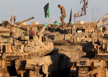 GAMBAR fail seorang askar Israel di atas sebuah kereta kebal di sempadan Gaza. - AFP