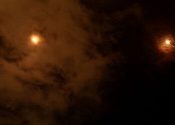 JEJAK roket Iran di langit Netanya, Israel semalam. - AFP