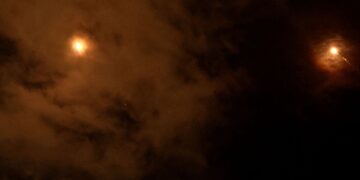 JEJAK roket Iran di langit Netanya, Israel semalam. - AFP