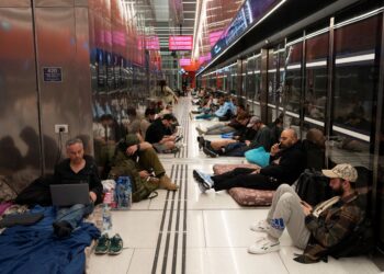 PENDUDUK Israel berlindung semasa serangan roket Israel di Tel Aviv semalam. - Foto AFP