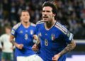 Pemain tengah Itali, Sandro Tonali meraikan jaringan gol menentang Ireland Utara dalam aksi play-off Piala Dunia di Bergamo, semalam. - AFP