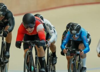 Nurul Izzah Izzati Mohd. Asri (kiri) terlepas peluang mempertahankan emas keirin selepas dikenakan relegasi ke tempat kelima walaupun menamatkan perlumbaan di kedudukan kedua, kelmarin. - FB KONFEDERASI BASIKAL ASIA