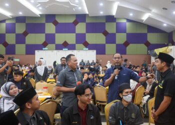 ZAMBRY Abd. Kadir (tengah) menjawab persoalan yang dilontarkan oleh mahasiswa menerusi program Sembang Santai bersama Mahasiswa UniSZA dan Umt di Universiti Sultan Zainal Abidin (UniSZA), Kuala Nerus, Terengganu. - UTUSAN/PUQTRA HAIRRY