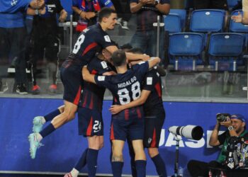 Penyerang Johor Darul Ta'zim (JDT) Marcos Guilherme diraikan rakan sepasukan selepas menjaringkan gol pada perlawanan pertama pusingan 16 ACLE menentang Sanfrecce Hiroshima di Stadium Sultan Ibrahim, Iskandar Puteri, kelmarin. - UTUSAN/RAJA JAAFAR ALI