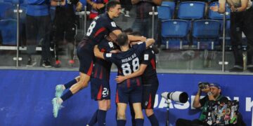 Penyerang Johor Darul Ta'zim (JDT) Marcos Guilherme diraikan rakan sepasukan selepas menjaringkan gol pada perlawanan pertama pusingan 16 ACLE menentang Sanfrecce Hiroshima di Stadium Sultan Ibrahim, Iskandar Puteri, kelmarin. - UTUSAN/RAJA JAAFAR ALI