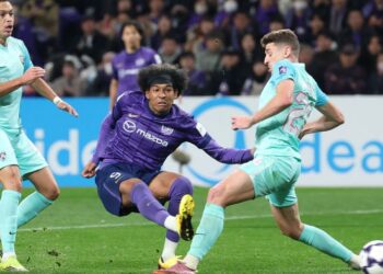 Penyerang Sanfrecce Hiroshima, Ryo Germain (tengah) merembat bola ke gawang Johor Darul Ta'zim (JDT) dalam saingan Liga Juara-Juara Asia Elit (ACLE) di Hiroshima, kelmarin. - AFP