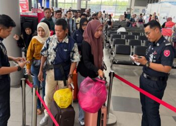 WARGA Indonesia mula 'mudik lebaran' dengan menaiki feri di Terminal Feri Antarabangsa Puteri Harbour, Iskandar Puteri, Johor sempena sambutan perayaan Aidilfitri yang bakal disambut tidak lama lagi. - UTUSAN/BAAZLAN IBRAHIM