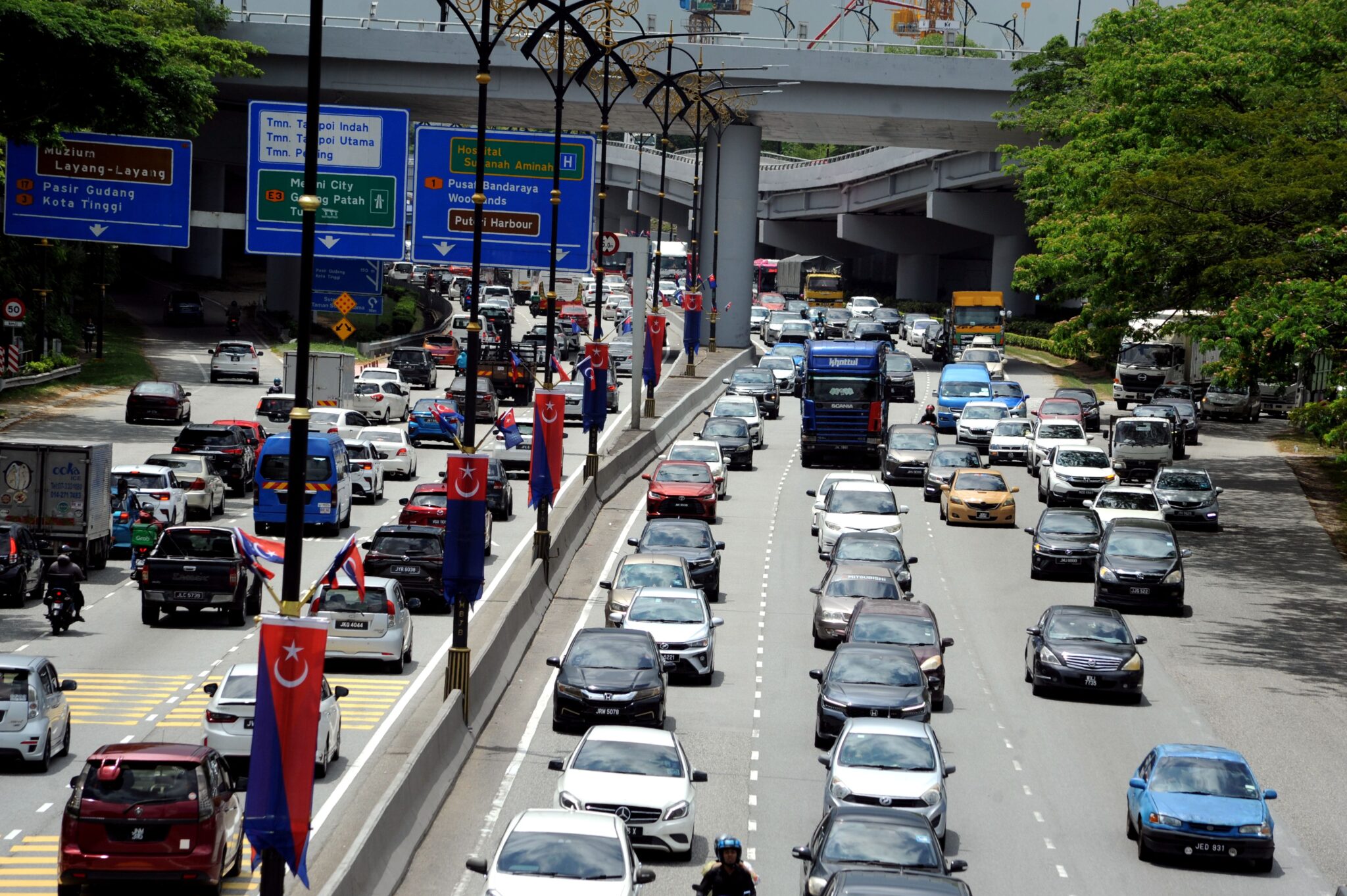 Perantau pilih pulang awal, elak kesesakan jalan raya - Utusan Malaysia