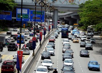 ALIRAN kenderaan memasuki pusat bandar raya di Jalan Skudai, Johor Bahru, Johor semalam. 
– UTUSAN/RAJA JAAFAR ALI