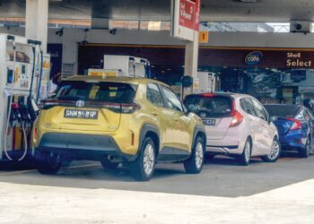 DERETAN kenderaan warga Singapura memenuhi sebuah stesen minyak di Johor Bahru bagi mengisi bahan api susulan kenaikan harga minyak di republik itu. – UTUSAN/RAJA JAAFAR ALI