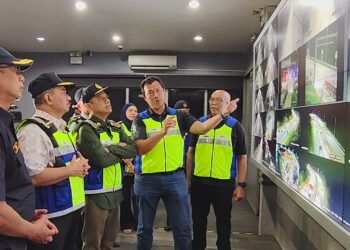 AEDY Fadly Ramli (tengah) meneliti paparan rakaman kamera litar tertutup aliran trafik Lebuh Raya Utara Selatan di Pusat Kawalan Menora, Ipoh sempena Pemantauan Operasi Khas Hari Raya Aidilfitri 2026.