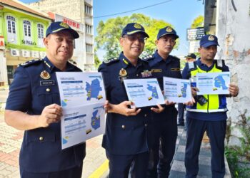 MOHAMMAD Yusoff Abustan (dua dari kiri) menunjukkan 34 lokasi kerap berlaku kemalangan di Perak dalam sidang akhbar di Ipoh hari ini.