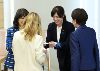 KIMI Onoda (dua dari kanan) memhon maaf kerana terlewat lima minit. - AFP