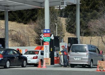 GAMBAR fail beberapa buah kenderaan di sebuah stesen petrol dekat Hanamaki. - AFP