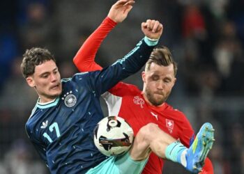 Pemain tengah Jerman, Florian Wirtz (kiri) bersaing dengan pertahanan Switzerland, Silvan Widmer dalam perlawanan persahabatan di St. Jakob-Park, Basel, Switzerland, semalam. - AFP