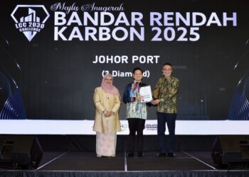 ARTHUR Joseph Kurup (tengah) menyampaikan anugerah tersebut kepada Md Derick Basir (kanan) pada Majlis Anugerah Bandar Rendah Karbon 2025, baru-baru ini.