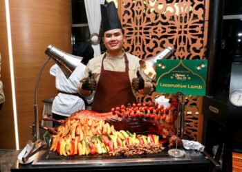 CHEF menunjukkan salah satu hidangan kambing golek pada bufet Ramadan Mardhiyyah Hotel & Suites.
