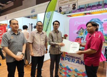 MUHAMMAD Kamil Abdul Munim  (dua dari kanan) menyampaikan sijil penghargaan kepada peserta Program Karnival Kita Madani X Program Madani Rakyat 2.0 2026 peringkat negeri Perak di Institut Latihan Kementerian Kesihatan Malaysia (ILKKM) Sultan Azlan Shah, Ipoh hari ini.