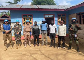 MEJAR Khairul Izwan Nawawi (tiga dari kiri) di 
Congo