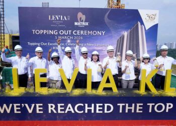 PENGASAS dan Timbalan Pengerusi Eksekutif Kumpulan Matrix Concept Holdings, Datuk Seri Lee Tian Hock (lima kiri) dan Kelvin Lee Chin Chuan (empat kanan) bersama pengurusan tertinggi pada Majlis Topping Out Levia Residence Kuala Lumpur di Pandan Perdana Ampang, semalam. - UTUSAN/FAUZI BAHARUDIN