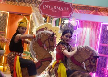 Pelbagai persembahan tarian tradisional diadakan untuk para pengunjung bagi memeriahkan suasana di Intermark Mall.