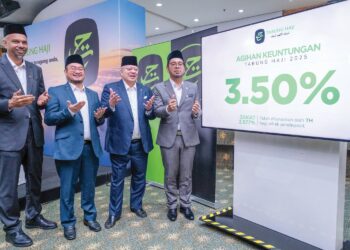 ZULKIFLI HASAN (kanan) ketika mengumumkan agihan keuntungan selepas zakat sebanyak 3.50 peratus bagi tahun kewangan 2025 pada sidang akhbar  Agihan Keuntungan Tabung Haji 2025 di Menara TH Tun Razak, Kuala Lumpur, semalam. Gambar M. FIRDAUS M. JOHARI