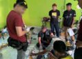 ANGGOTA polis memeriksa bungkusan mengandungi pil kuda yang dirampas di Narathiwat, Thailand.