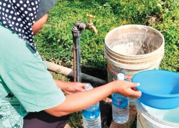 PENDUDUK terpaksa berjimat cermat selepas berdepan gangguan bekalan air di Kampung Tanah Putih, Gua Musang, Kelantan.