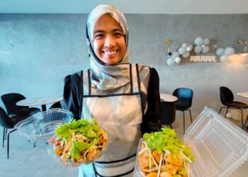 NUR Ain Najwa Mohamad Suhami menunjukkan colek yang dijual secara dalam talian di NocTra Cafe, Jalan Sultan Yahya Petra, Kota Bharu, Kelantan. - UTUSAN/YATIMIN ABDULLAH