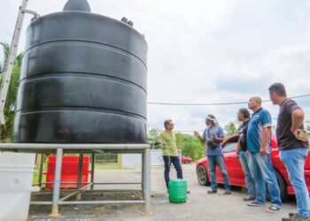 PENDUDUK mengambil bekalan air yang disediakan Air Kelantan Sdn Bhd (AKSB) di Taman Agropolitan Rantau Manis, Gua Musang, Kelantan.