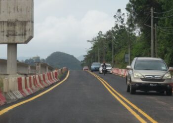 PENGGUNA menggunakan laluan sementara projek Lingkaran Tengah Utama (LTU) Pakej 3B dan 3C berhampiran Taman Wangi, Gua Musang, Kelantan selepas kerja baik pulih selesai dilaksanakan. - UTUSAN/AIMUNI TUAN LAH