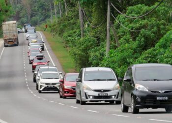KENDERAAN perantau di laluan Gua Musang-Kuala Lipis bergerak perlahan di Kampung Mentara, Gua Musang, Kelantan.