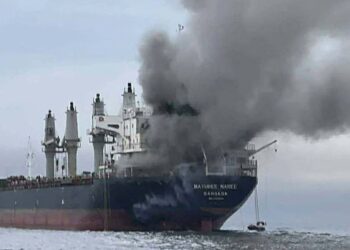 SEBUAH kapal tangki terbakar dalam perang Iran dekat Selat Hormuz. - AFP