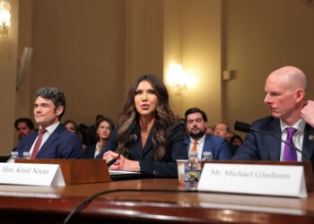 KENT (kanan) kini disiasat oleh FBI kerana didakwa membocorkan maklumat sulit. - AFP