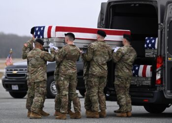 BEBERAPA askar mengusung keranda yang mengandungi jasad anggota tentera Amerika di Pangkalan Tentera Udara Dover semalam di Dover, AS. - AFP