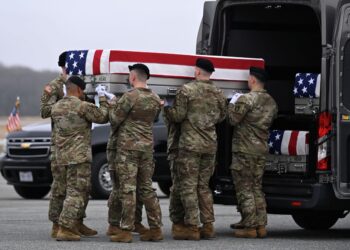 BEBERAPA askar mengusung keranda yang mengandungi jasad anggota tentera Amerika di Pangkalan Tentera Udara Dover semalam di Dover, AS. - AFP