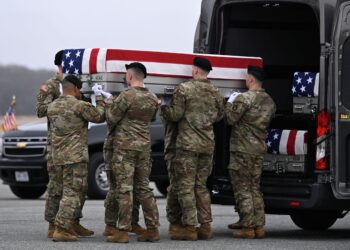 BEBERAPA askar mengusung keranda yang mengandungi jasad anggota tentera Amerika di Pangkalan Tentera Udara Dover semalam di Dover, AS. - AFP