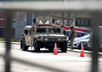 TENTERA Hungary mengawal syarikat minyak dan gas, MOL dekat Szazhalombatta, 13 Mac lalu. - AFP