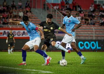 KAPTEN KL City, Paulo Josue diasak dua pertahanan Melaka FC pada aksi Liga Super di Stadium Bolasepak Kuala Lumpur, kelmarin-UTUSAN ISKANDAR ISHAK