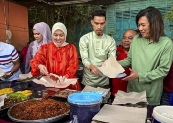 EDA Ezrin (tiga dari kiri) bersama Den Manjo dan Eddie Hamid melayan tetamu pada Majlis Hari Raya EHFC dan Pelancaran Lagu Adik Saye Abe Sore di Kota Bharu, Kelantan. - MINGGUAN/ROSLIZA MOHAMED