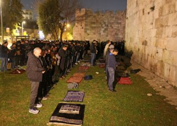 Gambar
SEJUMLAH penduduk bersolat di luar Kota Lama selepas tidak dibenarkan memasuki Masjid Al Aqsa, Baitulmuqaddis, 15 Mac lalu. - AFP