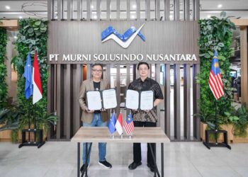 DARYL Lau (kiri) menandatangani perjanjian pengedaran bersama Anton Ng pada 10 Mac 2026 di pejabat PT Murni di Jakarta.