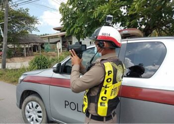 ANGGOTA polis trafik melakukan pemantauan secara berkala bagi memastikan rakyat Malaysia mematuhi peraturan lalu lintas ketika berada di Thailand.