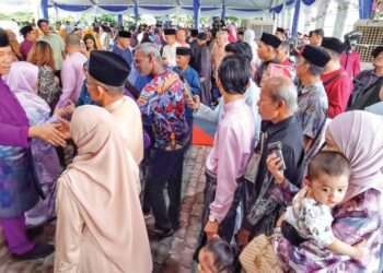 MOHAMAD Hasan (kiri) beramah mesra yang hadir pada Majlis Rumah Terbuka Aidilfitri Parlimen Rembau di Rantau, Seremban semalam.-MINGGUAN/MOHD. SHAHJEHAN MAAMIN