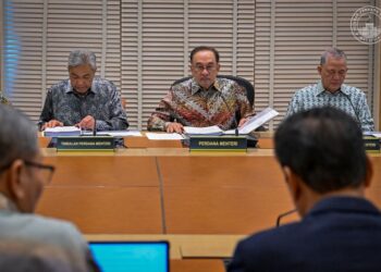 ANWAR Ibrahim mempengerusikan Mesyuarat Jawatankuasa Khas Kabinet Tatakelola Nasional (JKKTN) di Putrajaya, semalam.