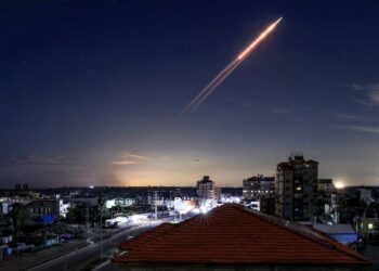 PELURU berpandu yang dilancarkan dari Iran kelihatan di ruang udara dari Kem Pelarian Palestin Bureij di tengah Semenanjung Gaza, semalam. – AFP