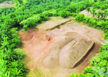 KEADAAN berlubang menyebabkan tanah tidak lagi subur selepas dikorek bagi perlombongan bauksit
di Felda Bukit Goh di Kuantan, Pahang.