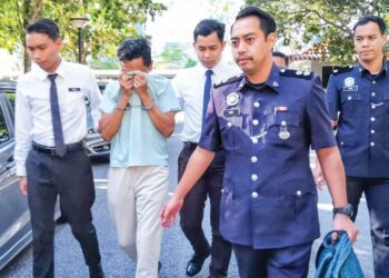 MOHD. Apri Hazreen Mohd. Sapri (tengah) dibawa ke Kompleks Mahkamah Seremban, semalam.