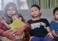 NOR Nadia Abdul Majid (kiri) bersama tiga anaknya ketika ditemui pemberita di Kampung Repoh, Batu Kurau di Larut, Perak semalam.– UTUSAN/WAT KAMAL ABAS