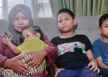 NOR Nadia Abdul Majid (kiri) bersama tiga anaknya ketika ditemui pemberita di Kampung Repoh, Batu Kurau di Larut, Perak semalam.– UTUSAN/WAT KAMAL ABAS